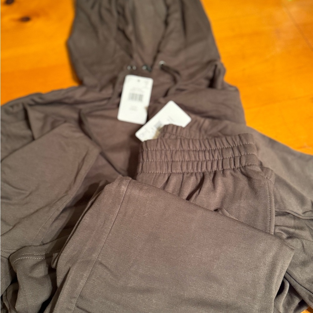 Super soft Women’s olive color Lounge set NWT